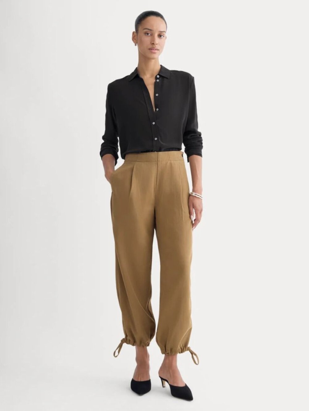 Everlane the Chino Jogger in Butter soft - Aged Brass, size 2